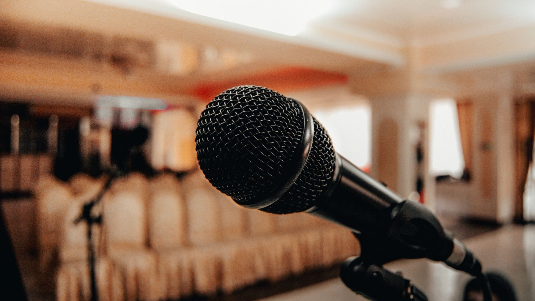 Microphone prêt pour une prise de parole dans une salle