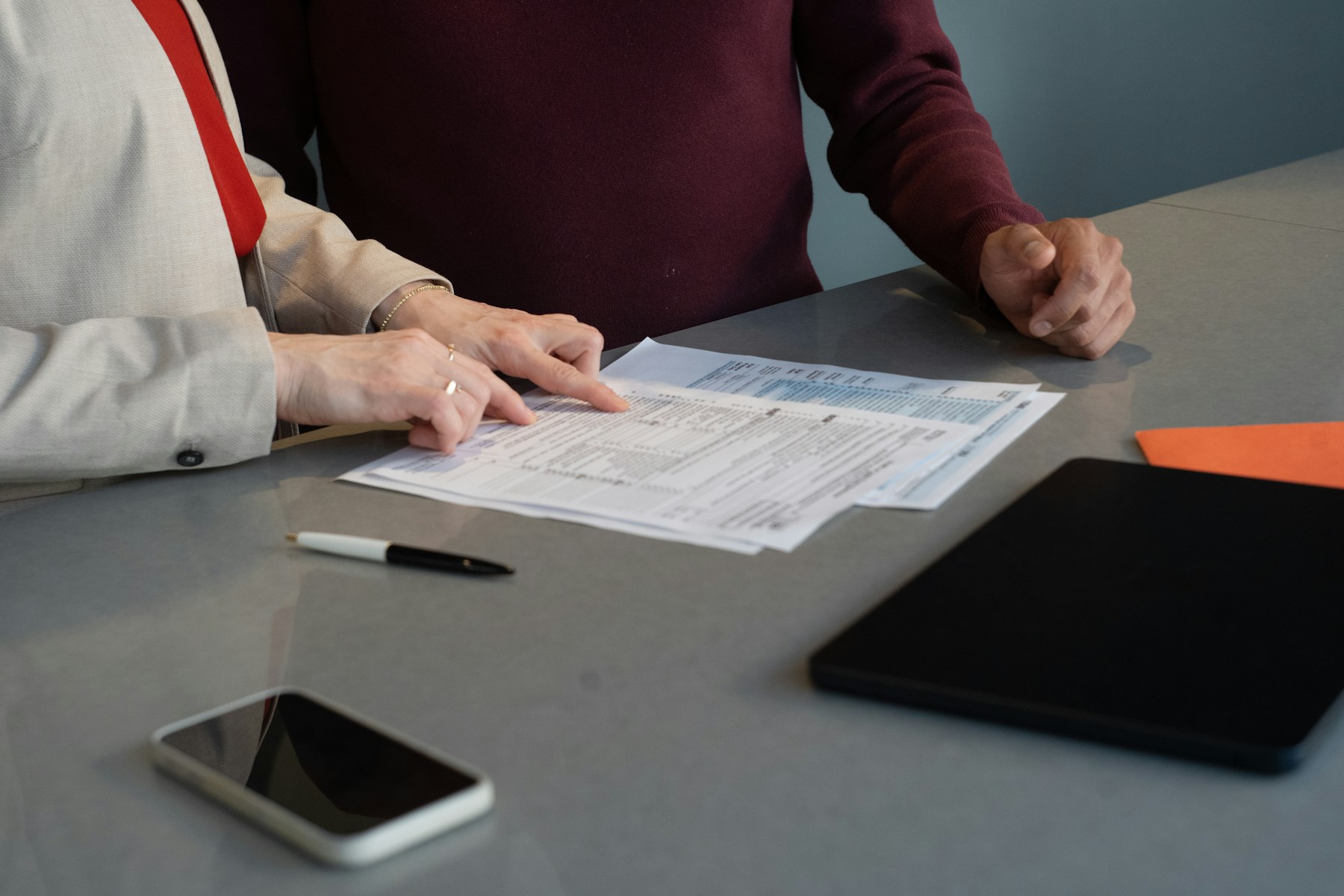 Deux personnes examinant ensemble un dossier de travail